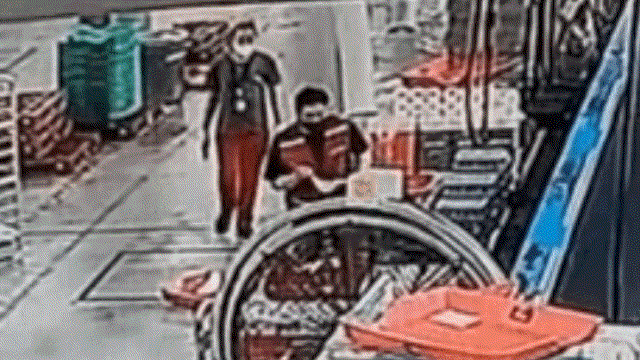 한 남성 일용직 근로자가 금속 재질의 둔기를 들고 물류센터 관리자 뒤로 다가가 수차례 머리를 가격하는 모습. 쿠팡풀필먼트서비스(CFS) 제공