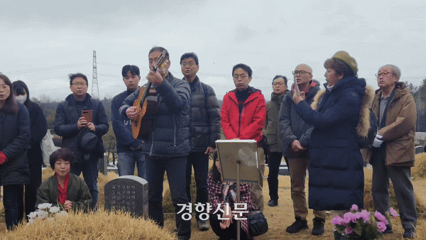 일제 강제동원 피해자들에 대한 인권유린 등을 고발하는 내용의 연극 <봉선화>의 대본을 쓰고 연출한 나카 토시오 감독(74) 등 일본 일반인 배우들이  25일 오전 광주광역시 북구  운정동 국립 5·18 민주묘지 내 김혜옥 할머니 묘지에서 ‘자랑을 가슴에’란 일본어 노래를 부르고 있다. 고귀한 기자