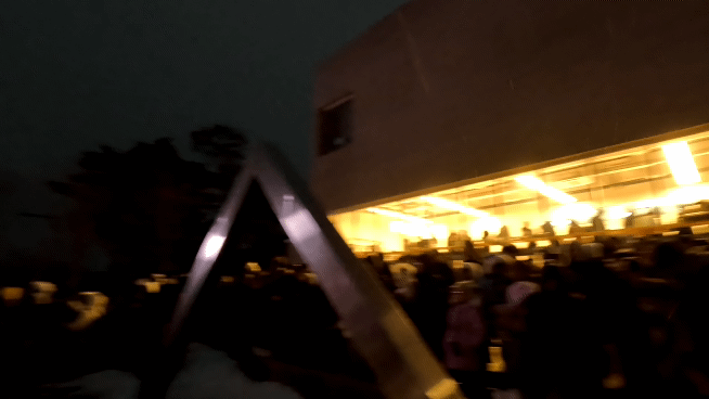 지난 24일 경기 김포시 애기봉평화생태공원에서 열린 ‘조강 해넘이 야간개장 - 달빛 라이트쇼’ 행사에서 참석객들이 LED 쇼를 관람하고 있다. [영상=정경수 기자]