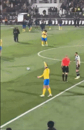 호날두가 관중석에서 메시를 연호하는 소리가 들리자 돌발행동을 하고 있다. /소셜미디어 갈무리