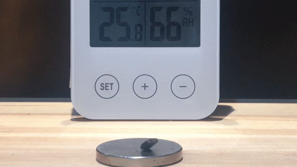 [서울=뉴시스] 뉴욕타임스(NYT)는 3일(현지시간) 상온 초전도체 주장 물질 'LK-99' 연구에 참여한 김현탁 미 윌리엄앤드메리대 연구교수가 LK-99의 상온 초전도 현상을 입증할 새 영상을 인용 보도했다. (사진=뉴욕타임스) *재판매 및 DB 금지