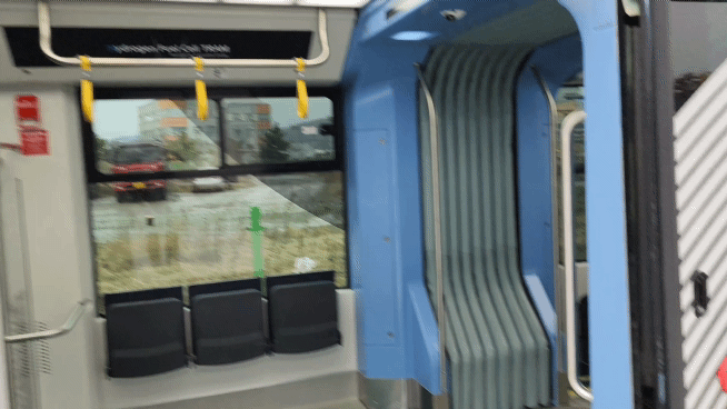 현대로템 수소전기트램의 외관과 내부 모습. [김성우 기자]