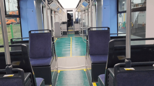 현대로템 수소전기트램의 외관과 내부 모습. [김성우 기자]