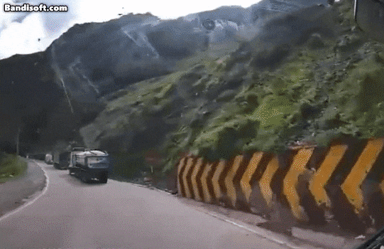 페루에서 2일(현지시각) 발생한 낙석 사고. /엑스 @orbital_news