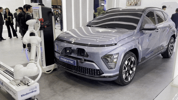 모던텍이 EV트렌드코리아2024서 전시한 로봇 충전기 '모던보이' (사진=지디넷코리아)