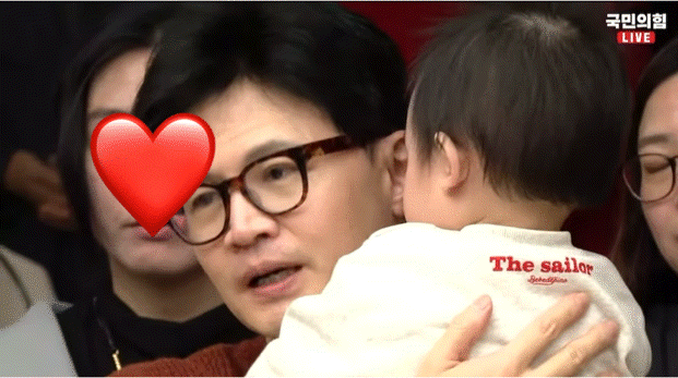 한 네티즌이 한 위원장 안경을 벗기는 아기 모습을 짤로 제작해 공유했다. /온라인 커뮤니티