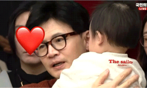 지난 5일 '육아맘들과의 간담회'에서 한동훈 국민의힘 비상대책위원장이 아기에게 안경을 뺏기는 장면이 담긴 '국민의힘TV' 유튜브 영상 편집본. 온라인 커뮤니티 캡처