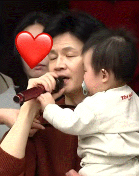 지난 5일 '육아맘들과의 간담회'에서 한동훈 국민의힘 비상대책위원장이 아기에게 안경을 뺏기는 장면이 담긴 '국민의힘TV' 유튜브 영상 편집본. 온라인 커뮤니티 캡처