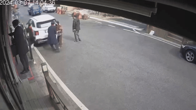 7일 오후&nbsp;계양구 임학동 길가에서 70대 남성이 드릴을 들고 이천수씨 가족의 거주지를 안다며 협박하는 모습이 담긴&nbsp;폐쇄회로(CC)TV 영상.