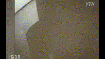 2008년 2월 18일 한 남성이 검은 가방을 김씨의 집에서 나르는 장면이 찍힌 CCTV(사진=YTN 캡처)