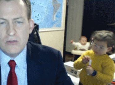 예나에 이어 아들 요섭이 보행기를 타고 뒤뚱뒤뚱 들어왔다 (영상=BBC)