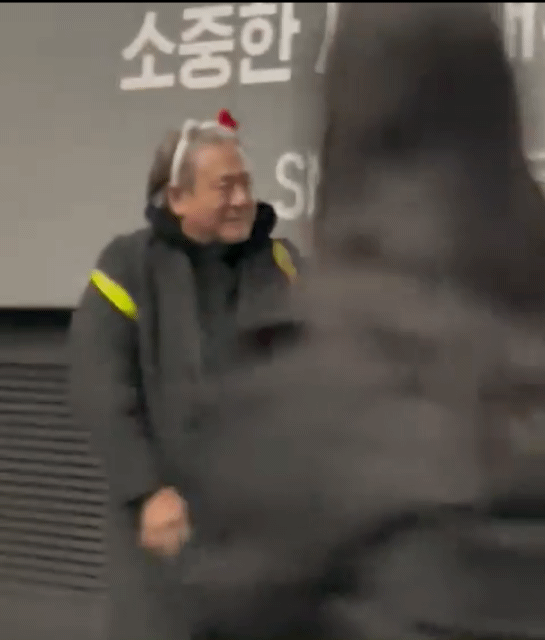 관객이 건넨 과자 가방을 메고 기쁨을 감추지 못하는 최민식 /영상=온라인 커뮤니티