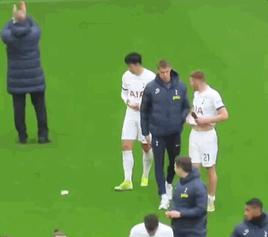 손흥민이 경기를 마친 뒤 나가다 경기장에 떨어진 쓰레기를 줍고 있는 모습. /사진=SNS 갈무리