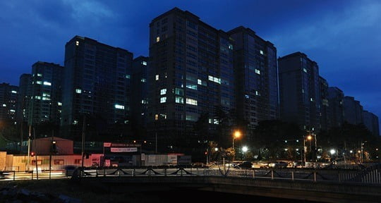 경기도 용인시에 있는 불꺼진 아파트. 사진=한경DB