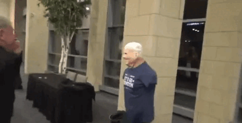 영상에서 참석자들은 '레츠 고 브랜던'(Let’s Go Brandon)이라는 문구가 적힌 티셔츠를 입은 바이든 대통령의 마네킹에 발길질을 하고, 망치를 닮은 도구로 마네킹의 머리를 여러 차례 내려치기도 했다. [이미지출처=엑스(X·옛 트위터) 캡처]