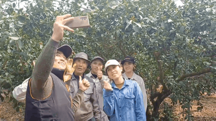 14일 감귤밭 현장을 찾은 베트남 근로자들과 문대오씨가 함께 기념촬영을 하고 있다.