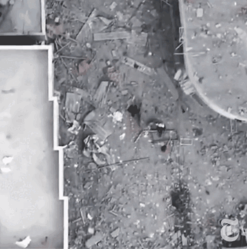 이스라엘방위군이 지난 3일(현지시간) 공개한 영상. 가자지구를 걷는 두 남성(붉은 동그라미) 사이의 검은 물체를 ‘무기’(RPG)로 인지한 이스라엘군은 이들에게 폭탄을 투하했다. 하지만 조사 결과 해당 물체는 무기가 아닌 자전거로 확인됐다.