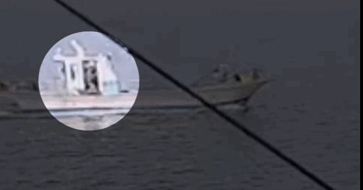 최근 충남 서천군 홍원항의 방파제에서 한 작은 어선이 폐그물을 내리는 모습. 〈영상=JTBC '사건반장'〉