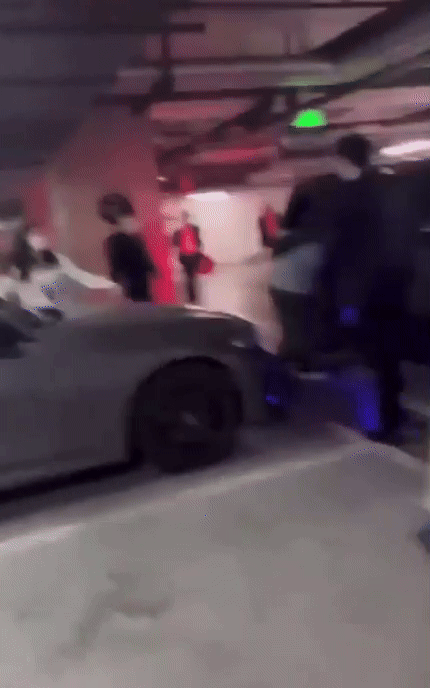 엔하이픈이 숙소에 도착하자 기다리고 있던 사생팬들이 몰려드는 장면. /영상=X 캡쳐