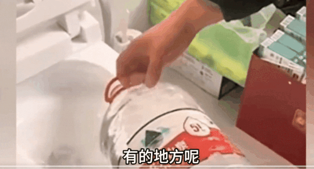 눙푸스프링 생수를 변기에 내다버리는 모습. [웨이보]