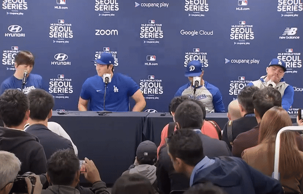 기자 회견 후 의자를 집어 넣는 오타니. /영상=유튜브 채널 '엠빅뉴스' 캡처