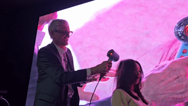 다이슨 창업자인 제임스 다이슨 수석 엔지니어가 18일 서울 성수동 복합문화공간 ‘성수xyz’에서 열린 다이슨 차세대 기술 론칭 행사에서 신제품 다이슨 슈퍼소닉 뉴럴 헤어드라이어를 시연하고 있다. 김민지 기자