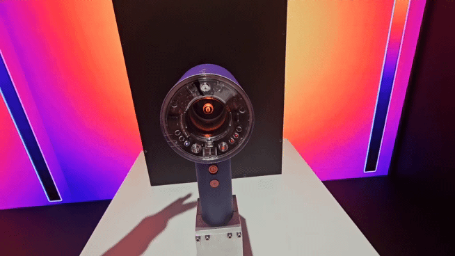 다이슨 슈퍼소닉 뉴럴 헤어드라이어에는 두피 보호 모드가 가능하다. ToF 센서가 탑재, 기기와 모발 사이의 거리를 측정하고, 그 거리에 따라 ‘캡슐 LED 조명’ 색상이 자동으로 변한다. 김민지 기자