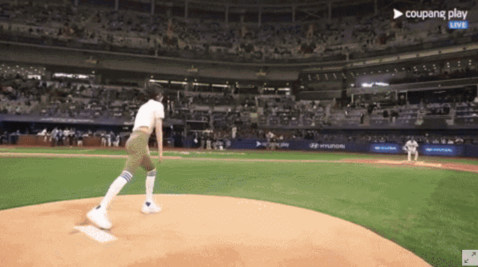 전종서의 시구 패션이 화제다. [사진출처 = 쿠팡플레이]