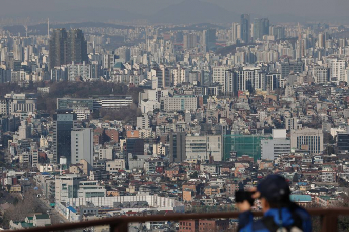 국토교통부가 오는 2025년부터 공시가격 현실화 계획을 폐지해 각종 세부담을 낮추는 방안을 추진한다. 지난 2020년 도입된  '부동산 공시가격 현실화 계획' 탓에 공동주택 가격이 통상 연 3% 수준에서 18%로 과도하게 올랐다는 것이 정부의 주장이다./사진=뉴시스