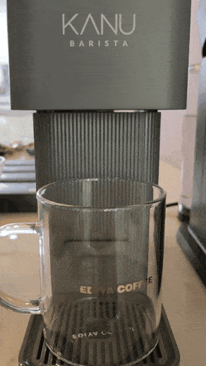 동서식품의 카누 바리스타 어반 머신에서 아메리카노를 추출하는 모습/사진=김아름 기자 armijjang@