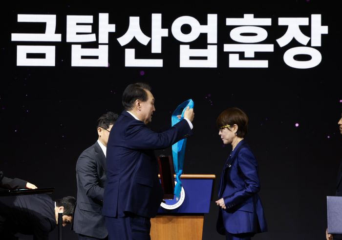 금탑 이미지