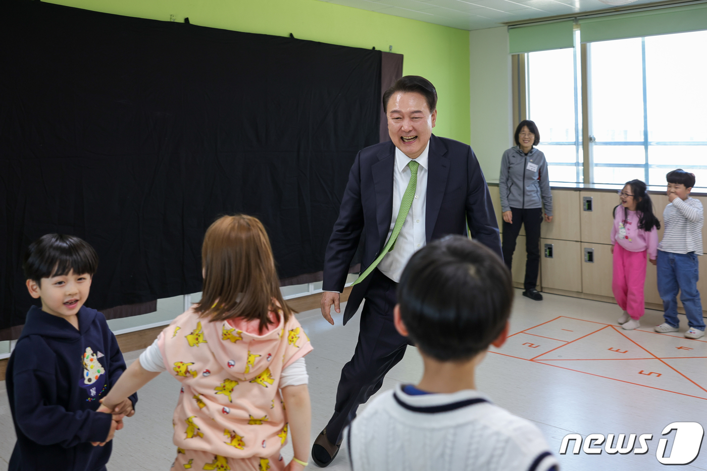 술래잡기 이미지