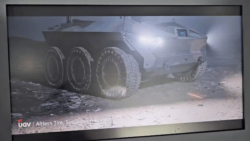 지난해 10월 성남 서울공항에서 열린 국제 방산 전시회 'ADEX 2023'에서 현대로템이 선보인 다목적 무인차량 'HR-셰르파'의 운용 개념. /정재훤 기자