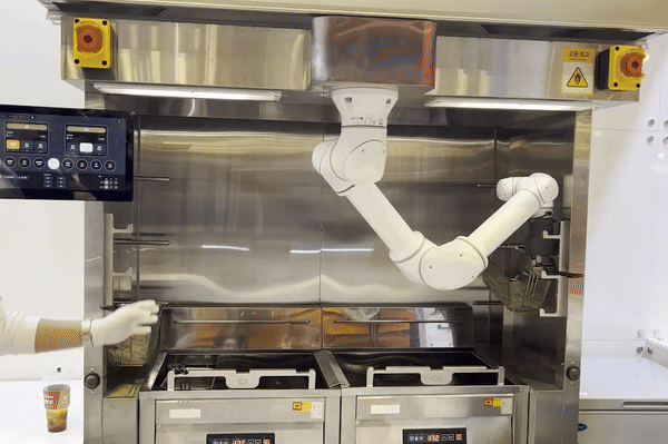 디떽 튀김로봇이 감자튀김을 조리하는 모습 (사진=지디넷코리아 신영빈 기자)