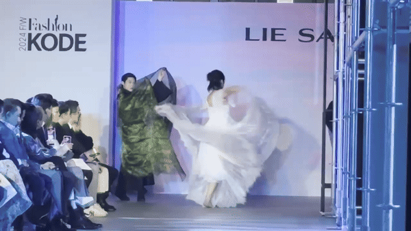 21일 서울 강남구 코엑스 더플라츠에서 열린 ‘2024 FW 패션코드 오프닝 패션쇼’에서 이상봉 디자이너의 옷을 입은 한 배우가 음악에 맞춰 공연하고 있다. 김희량 기자