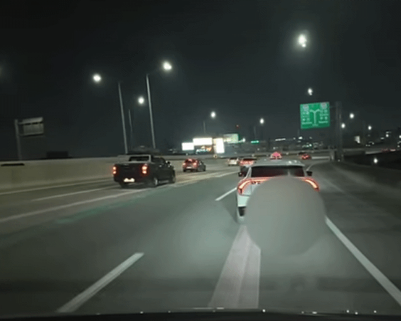 방범등을 켠 채 주행하는 택시의 모습. /사진=유튜브 캡처