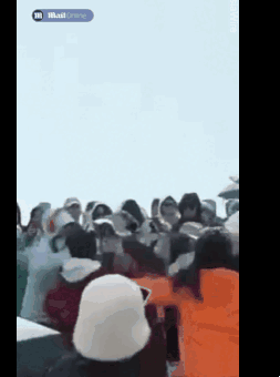 현지시간으로 지난 24일, 중국 남부 윈난성의 명소로 꼽히는 옥룡설산 꼭대기 전망대에서 ‘인증샷’을 찍을 자리를 두고 관광객들끼리 몸싸움이 벌어졌다