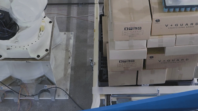 씨메스의 로봇 솔루션 '랜덤 디팔레타이징' 로봇이 다양한 규격의 상자를 옮기고 있다. /씨메스 제공