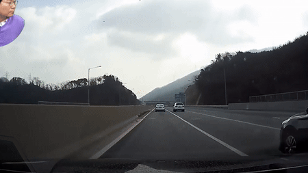 고속도로 주행 중 앞 차량의 급작스러운 '연막탄'으로 자칫 큰 사고가 날 뻔한 영상이 공개됐다. [영상=유튜브 '한문철 TV']