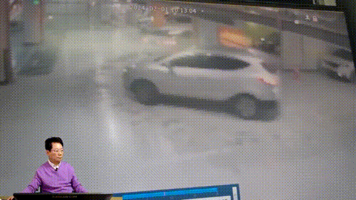주차장에서 후진을 하다 정차해 있던 차를 가볍게 박았는데 피해차주가 갈비뼈 골절로 입원까지 해 억울하다는 가해차주의 사연이 전해졌다.  /사진=유튜브 채널 '한문철TV' 캡처