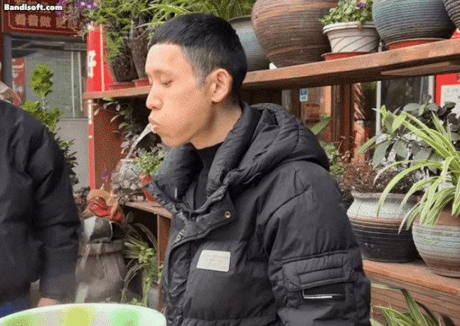 중국의 마 후이가 물을 역류시켜 내뿜고 있는 모습. (영상=기네스세계기록)