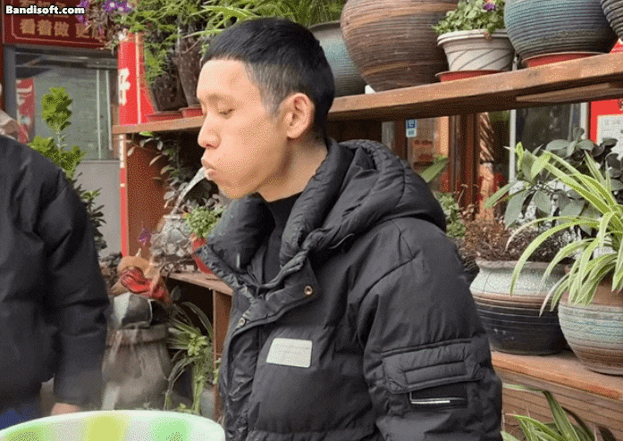 중국의 마 후이가 물을 역류시켜 내뿜고 있는 모습. /기네스세계기록