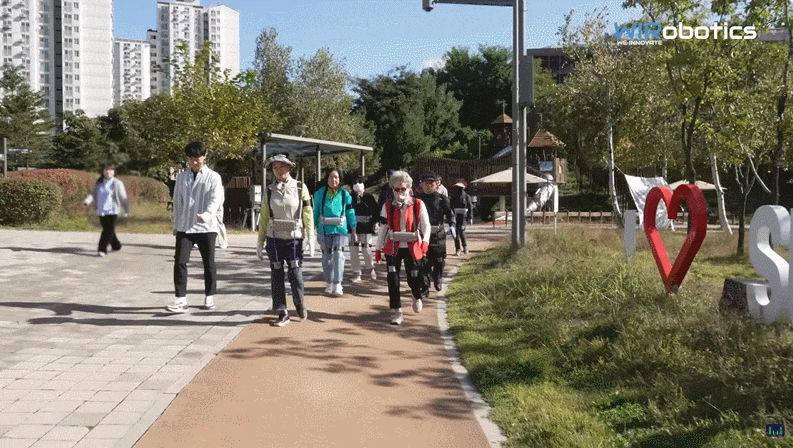 지난해 위로보틱스가 수원시와 함께 진행한 웨어러블 보행보조 로봇 '윔' 실증사업(PoC) 모습 /영상=위로보틱스 유튜브
