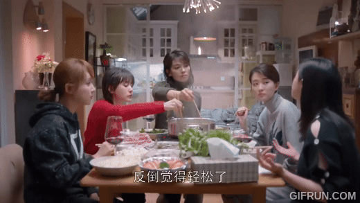 중국드라마 환락송(Ode to JoyⅡ) 시즌2 마지막회에서 여자 주인공들이 훠궈를 함께 먹는 장면. [유튜브 캡처]