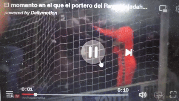 라요 마자다혼다 골키퍼 셰이크 케인 사르(23)는 자신을 인종차별적으로 학대한 것으로 알려진 팬과 맞서기 위해 골문 뒤 관중석으로 들어가 싸우고 있다. AS 캡쳐