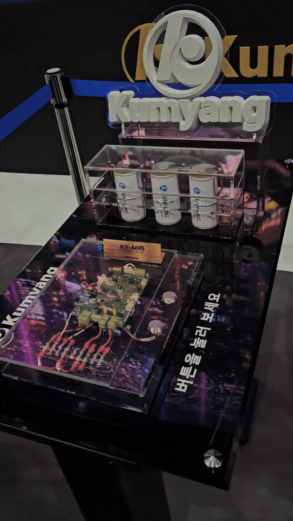 지난달 6일 서울 삼성동 코엑스에서 열린 '인터배터리 2024' 내 금양 부스에서 4695 배터리를 LED(발광다이오드) 조명에 연결해 성능을 시연하는 모습. /정재훤 기자