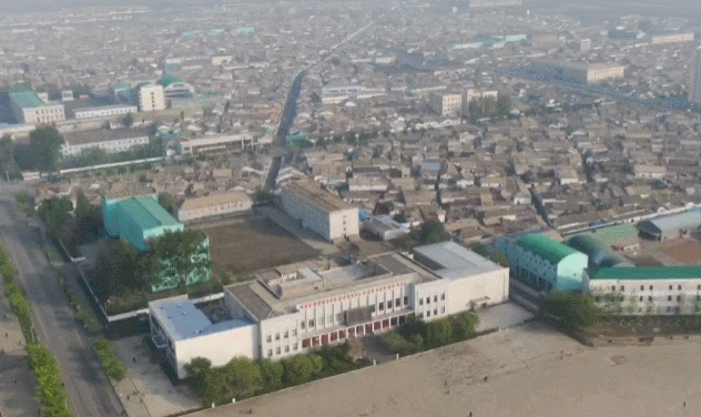 3월 26일(현지시간) 미국 소셜미디어(SNS) 플랫폼 ‘레딧’의 중국인 커뮤니티에 올라온 드론 촬영본. 게시자는 2020년 중국 랴오닝성 단둥시에서부터 촬영한 북한 평안북도 신의주시 영상이라고 주장했다. (사진=레딧 ‘샤오하오’)