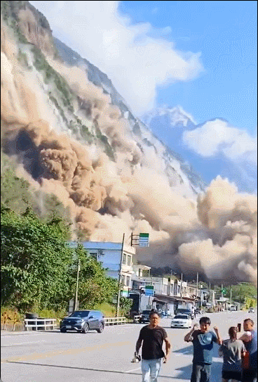 대만 화롄 지역에 발생한 산사태 모습./ 영상=X