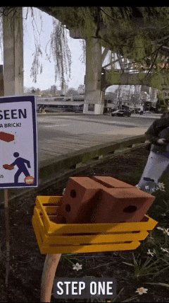 캐나다 밴쿠버의 그랜빌 아일랜드에 도입된 '보행자 벽돌 횡단 시스템' 캠페인 영상. SNS 캡처