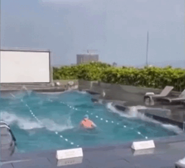 [서울=뉴시스] 대만의 화롄 인근에서 규모 7.2의 강진이 발생한 가운데, 지진 당시 타이베이의 한 호텔 수영장에서 수영을 하고 있던 남성의 모습이 온라인에서 화제다. (사진=CNN 보도화면 갈무리) *재판매 및 DB 금지